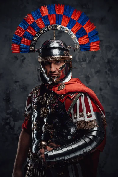 Legionario serio con gladius posando sobre fondo oscuro —  Fotos de Stock