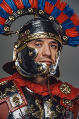Gri arka planda miğferi olan antik imparatorluk lejyoneri.