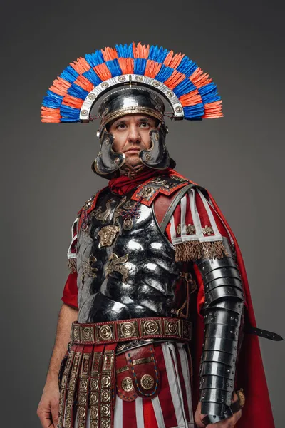 Гордый римский центурион с плюхнутым шлемом, изолированным на сером — стоковое фото