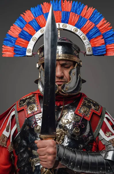 Римский солдат с гладиусом на сером фоне — стоковое фото