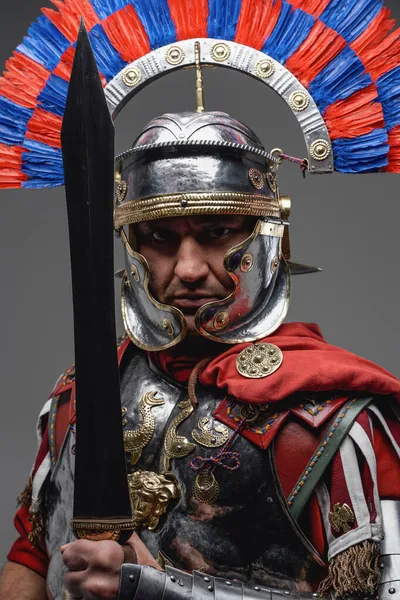 Headshot de guerreiro romano perigoso segurando espada curta — Fotografia de Stock