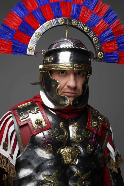 Centurião romano vestido com armadura de ferro e capacete plumed colorido — Fotografia de Stock