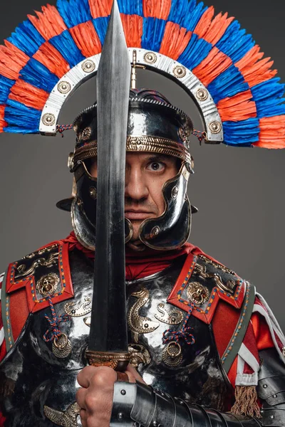 誇り高いローマ兵と剣闘士は灰色の背景にポーズ — ストック写真
