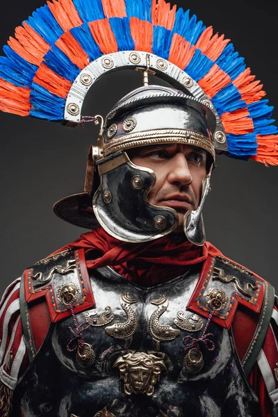 Centurião romano usando armadura de aço contra fundo escuro — Fotografia de Stock