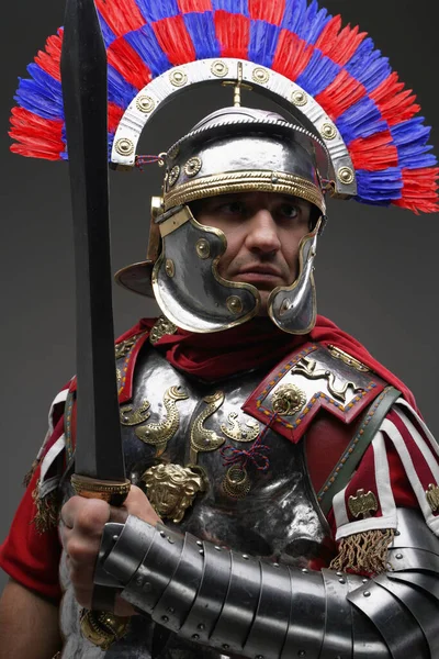 Комбінований римський сотник, одягнений в обладунки, тримає гладіус — стокове фото