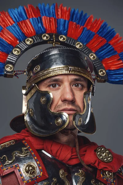 Zdjęcie odizolowanego na szarym rzymskim wojowniku w śliwkowym hełmie — Zdjęcie stockowe