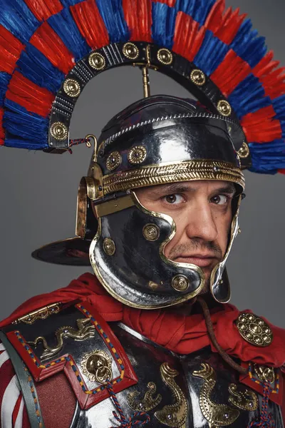 Antico legionario imperiale con casco sullo sfondo grigio — Foto Stock