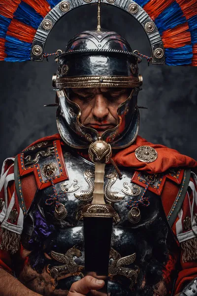 Legionario imperiale con casco piumato sullo sfondo scuro — Foto Stock