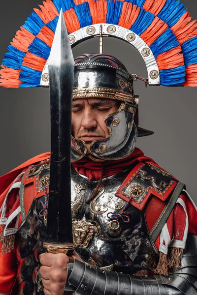 Imperial romersk soldat med gladius mot grå bakgrund — Stockfoto