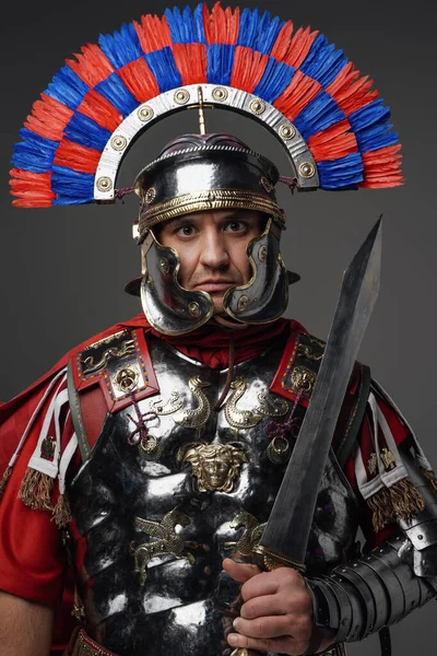 Imperial római katona gladius ellen szürke háttér — Stock Fotó
