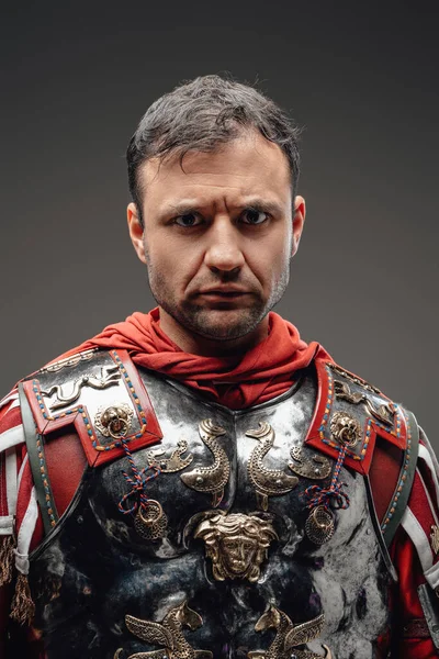 Centurion romain portant une armure en acier sur fond sombre — Photo