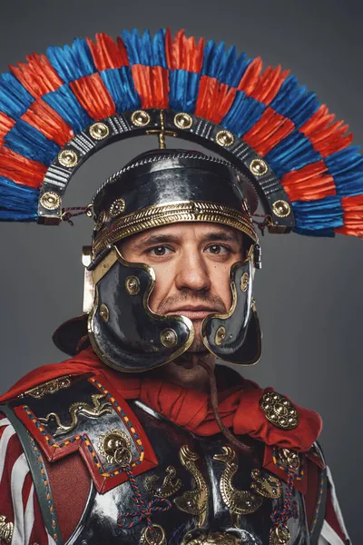 头像隔离在灰色罗马战士与羽毛头盔 — 图库照片