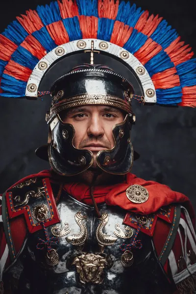 スタジオショットの勇敢なローマの兵士とともにカラフルな羽飾りヘルメット — ストック写真