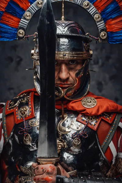Guerreiro romano com espada vestida de armadura com capacete plumado — Fotografia de Stock
