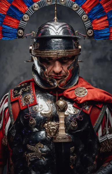 Keizerlijk legionair met gepruimde helm tegen donkere achtergrond — Stockfoto