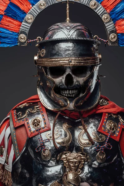 Boze zombie centurion gekleed in stalen pantser en gepruimde helm — Stockfoto