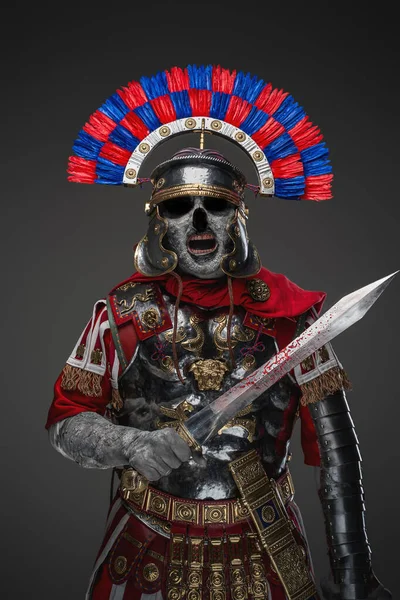 Плюшевий неживий легіонер з мечем, одягнений у обладунки — стокове фото
