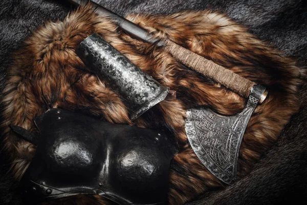 Tiro de armadura y equipo nórdico antiguo en piel —  Fotos de Stock