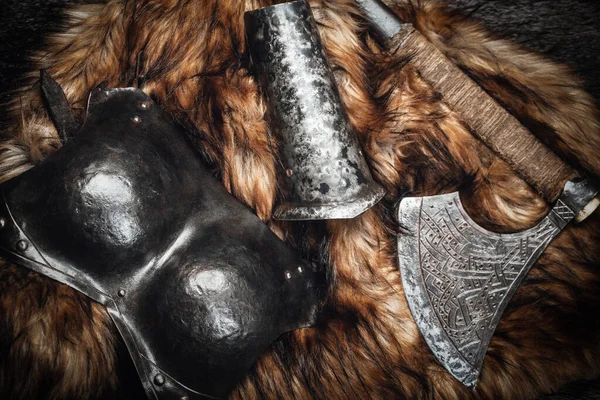 Снимок скандинавского бронекостюма и топора на мех — стоковое фото