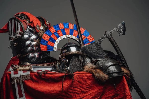 İskandinav savaşçı ve Roma askerinin zırhı ve silahları. — Stok fotoğraf