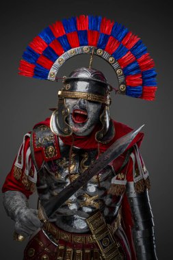 Miğferi ve kılıcı olan kızgın ölü Romalı asker.