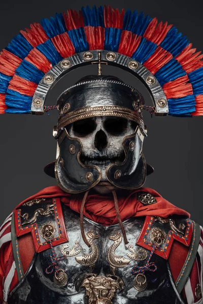 Πορτρέτο του ζόμπι ντυμένος με κοστούμι του Ρωμαίου στρατιώτη — Φωτογραφία Αρχείου