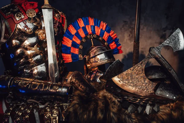 古罗马，维京装甲和黑暗背景下的武器 — 图库照片
