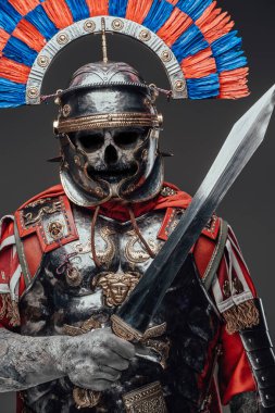 Roma 'dan gelen tehlikeli zombi asker. Kılıcı gri üzerinde izole edilmiş.