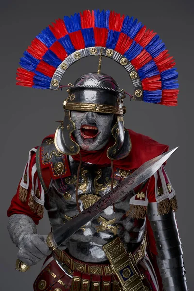 Θυμωμένος νεκρός Ρωμαίος στρατιώτης με κράνος και σπαθί — Φωτογραφία Αρχείου