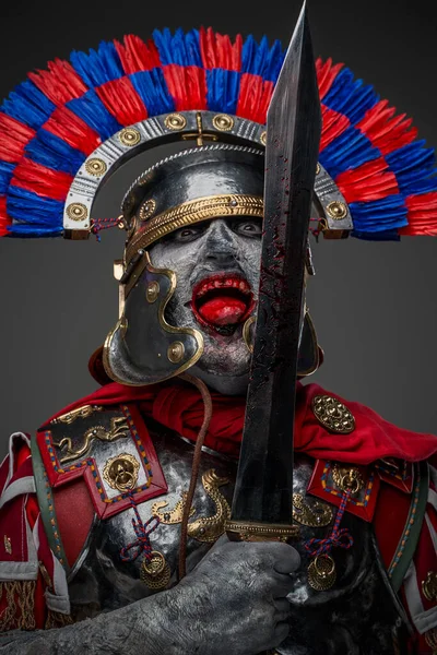 Portrait de soldat romain maléfique avec épée sur fond gris — Photo