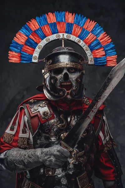 Legionário assustador com capacete plumado segurando espada curta — Fotografia de Stock