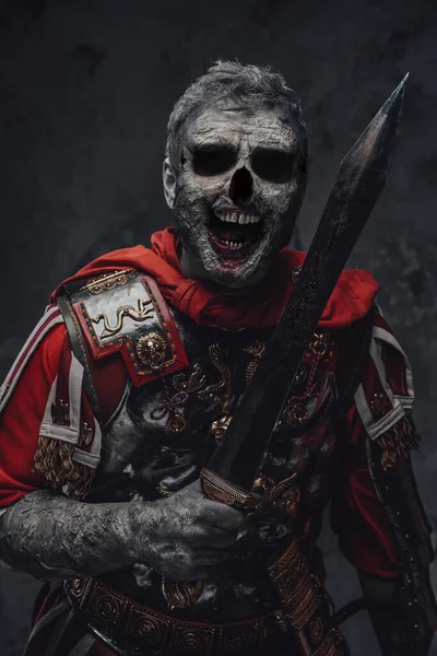 Gruseliger Zombie mit Gladius vor dunklem Hintergrund — Stockfoto