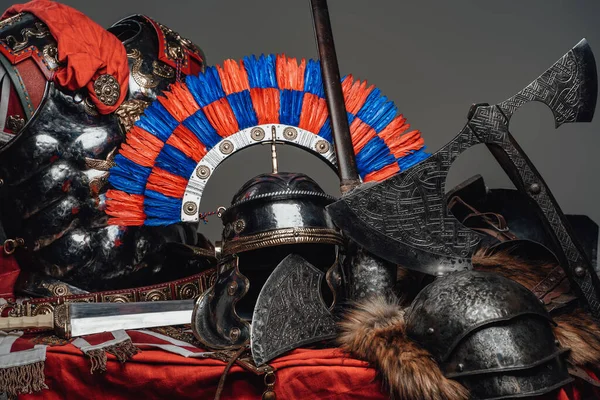 古代の鎧の胸のスーツと毛皮と羽状ヘルメット — ストック写真