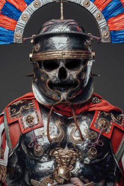 Çelik zırh ve tüylü kask giymiş kızgın zombi yüzbaşı.