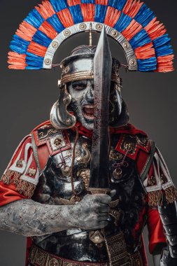 Çığlık atan şeytani zombi yüzbaşısı Gri üzerinde kılıçla