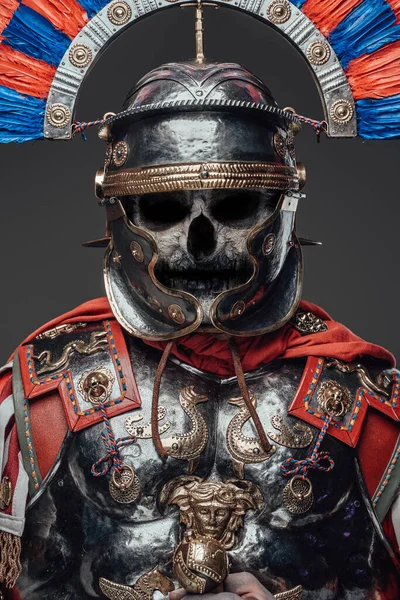 Centurião zumbi irritado vestido com armadura de aço e capacete de plumed — Fotografia de Stock