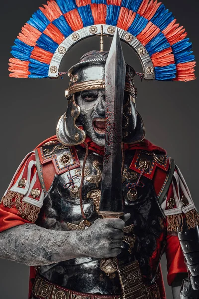 Urlando male zombie centurione con spada isolata su grigio — Foto Stock