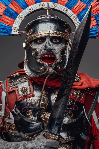 Retrato de legionario romano muerto con gladius sobre fondo gris —  Fotos de Stock