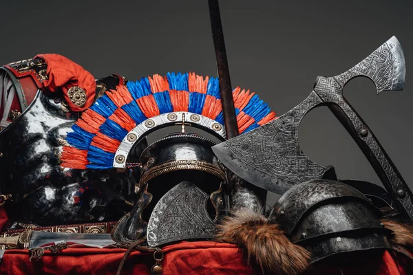 古代の鎧の胸のスーツと毛皮と羽状ヘルメット — ストック写真