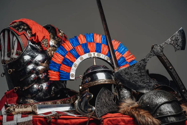 Maatpak van antieke pantserkist met bont en gepruimde helm — Stockfoto