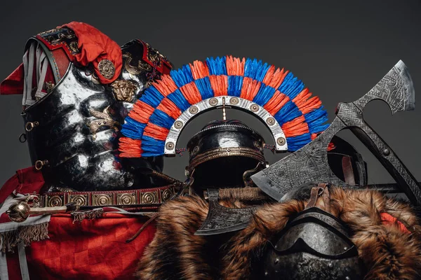 Tiro de trajes de blindaje antiguos de vikingo y centurión — Foto de Stock