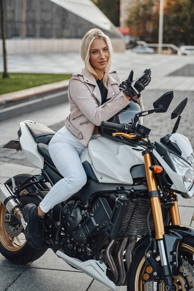 Mulher na moda motociclista posando na motocicleta urbana moderna — Fotografia de Stock