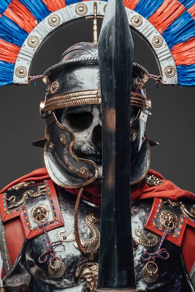 Nebezpečný zombie voják z Říma s mečem izolovaným na šedé — Stock fotografie