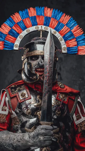 Ondode Romeinse soldaat gekleed in harnas met zwaard — Stockfoto