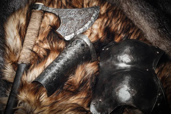 Πυροβολισμός σκανδιναβικής τεθωρακισμένης στολής και πέλεκυ — Φωτογραφία Αρχείου