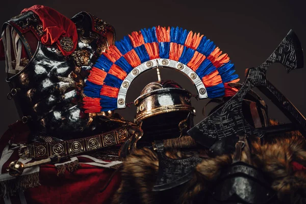 Prise de vue de costumes d'armure antiques de viking et centurion — Photo