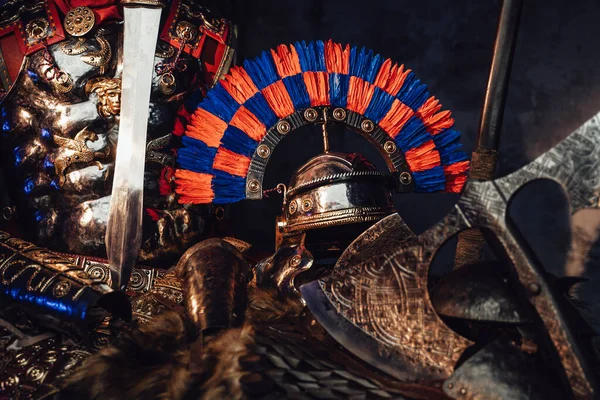 Antigua armadura romana y vikinga y armas contra fondo oscuro —  Fotos de Stock