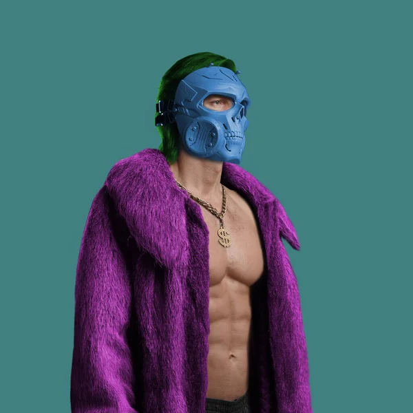 Stylish man with mask dressed in purple fur coat — Φωτογραφία Αρχείου