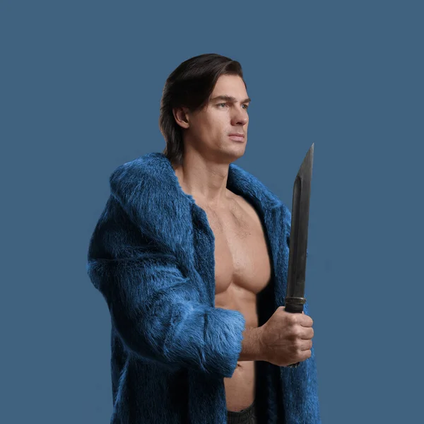 Fashionable guy with knife dressed in blue fur coat — Foto de Stock