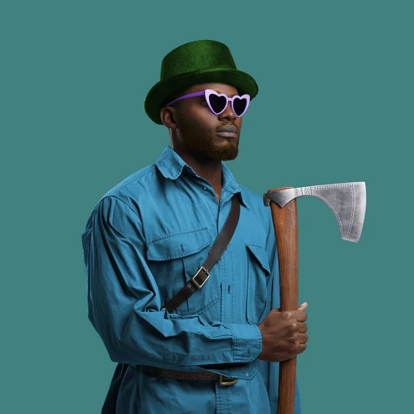 African man with melee weapon against colorful background — ストック写真